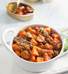 Batata guisada con conservas