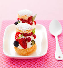 Mini choux cu fructe de pădure