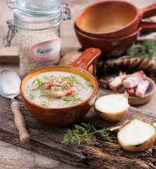 Bryjka jęczmienna z boczkiem i cebulą