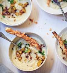 Velouté de céleri à la poire et aux noix