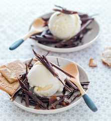 Glace à la fève tonka et copeaux de chocolat