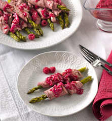 Ataditos de solomillo ibérico con salsa de frambuesas