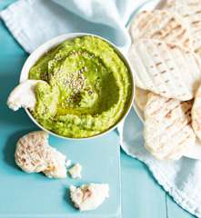 Houmous de petits pois et petits pains