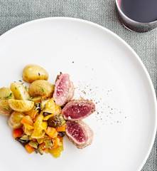 Lombo de borrego com chutney de legumes e batata corada