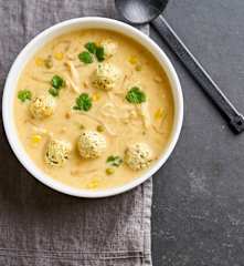 Sopa asiática com almôndegas de peru