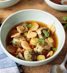 Boulettes de porc aux herbes, bouillon parfumé aux dumplings