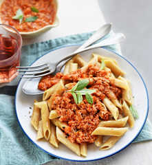Pâtes complètes à la bolognaise végétarienne
