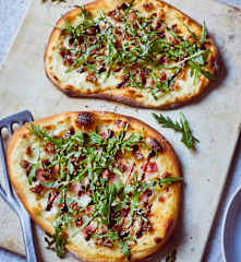 Pizza flambeada con dátiles y beicon