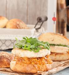 Hamburguesas de pollo con cebollas caramelizadas