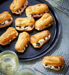 Mini-éclairs aux chèvre, sardines et olives