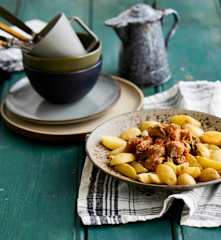 Borrego guisado com batatinha nova