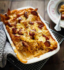 Nudelgratin mit Kraut und Würstchen