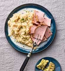 Brezelknödel mit Rahmsauerkraut und Leberkäse