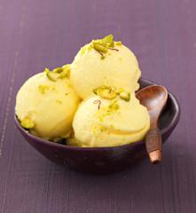 Safraneis mit Pistazie