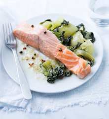Salmón con pak choi a la pimienta verde