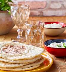 Bazlama con Cacik (Pane con salsa al cetriolo)