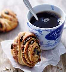 Marzipan-Franzbrötchen mit Kürbiskernen