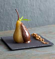 Poires pochées au miel, sauce au chocolat et crumble aux noix