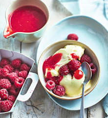 Glace à la verveine et coulis de framboises