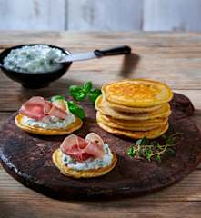 Blinis alle erbe aromatiche e caprino
