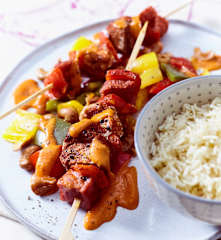 Schaschlik mit Paprika und Reis