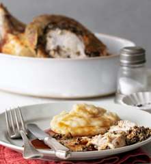 Poulet rôti, tapenade et purée de pommes de terre aux oignons caramélisés