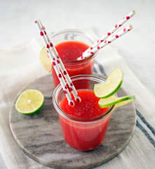 Erdbeerlimes mit Rose