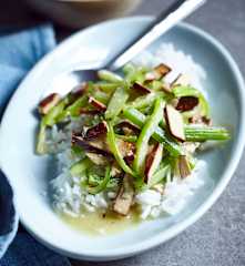 Staudensellerie mit Räuchertofu (西芹炒香干)