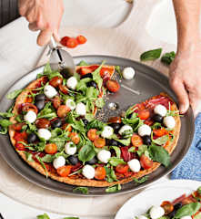 Pizza integral con tomates cherry, rúcula y mozarella fresca