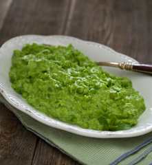 Guarnición de guisantes partidos al estilo inglés