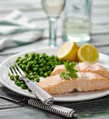 Losos s hráškem a citrónovým pestem