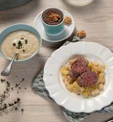 Menü: Maronicremesuppe, Rinderfilets mit Sellerie-Erdäpfel-Gemüse und Schokotraum