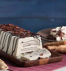 Helado de nata con láminas de chocolate