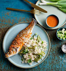 Robalo com molho thai e arroz com ervilhas de quebrar