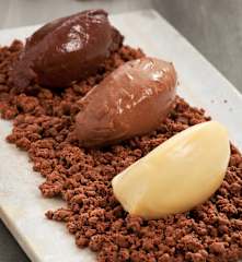 Cremoso ai tre cioccolati su sabbia al cacao