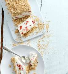 Gelado de morango com crumble de noz pecan