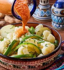 Verduritas en salsa cacahuate y chile de árbol seco