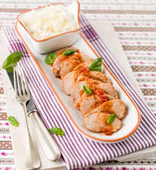 Lomo de cerdo en salsa de jitomate con albahaca y Arroz al limón