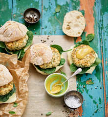 Hambúrgueres de frango e parmesão