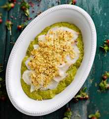 Bacalhau em lascas com crosta de coco e puré de verdes