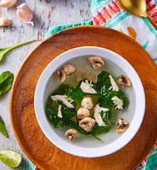 Sopa ligera de pollo