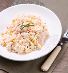 Sałatka z kurczaka z makaronem