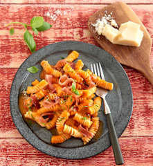 Makaron z sosem pomidorowo-bazyliowym i szynką