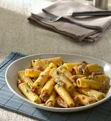 Tortiglioni con salchichas y setas