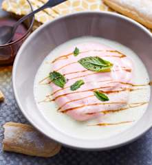 Ile flottante à la fraise, crème anglaise à la menthe