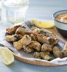 Fingers de calabacín y berenjena con salsa ranchera vegana