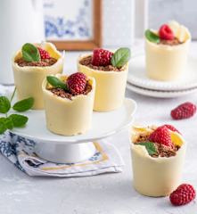 Czekoladowe doniczki z malinami