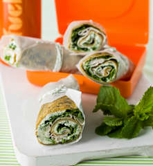 Rolo de omelete com recheio de requeijão e hortelã