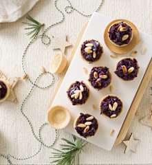 Tartaletas rellenas de lombarda con manzana y piñones