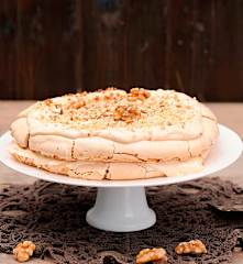 Tort bezowy z orzechami i daktylami